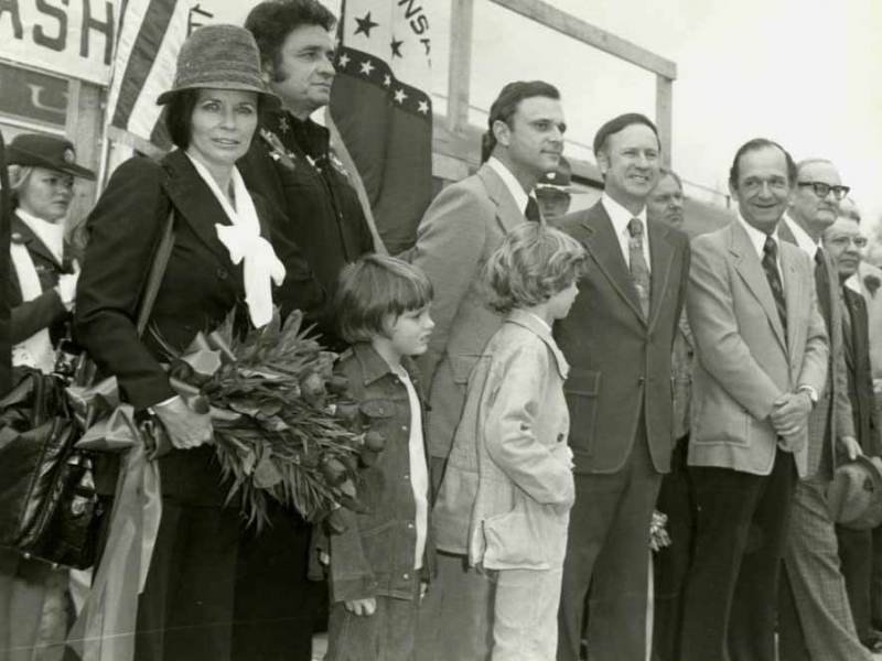 Cash with June Carter, son John Carter, and Governor David Pryor in Rison, Arkansas, March 20, 1976