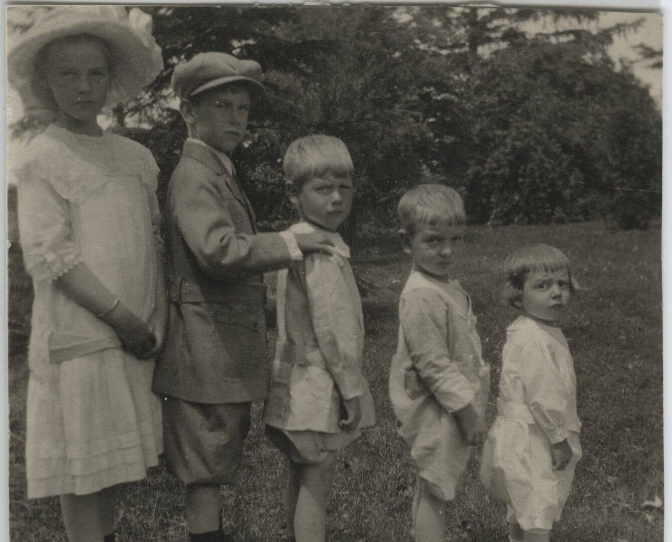 Group portrait of Abby and John D. Rockefeller Jr.'s children - Photographs  - Arkansas Studies Research Portal
