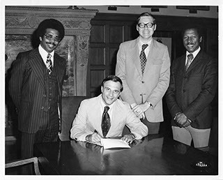 Cal Ledbetter with Richard Mays, Jerry Jewell, and Governor David Pryor at bill signing, 1975-4-5