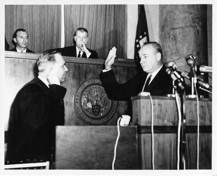 Winthrop Rockefeller lifting his right hand as he takes the gubernatorial oath of office. Winthrop Rockefeller lifting his right hand as he takes the gubernatorial oath of office.