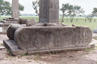 Detail of base disrepair on Historic Monument to the 442nd Fighting Regiment of the 100th Battalion, 2004