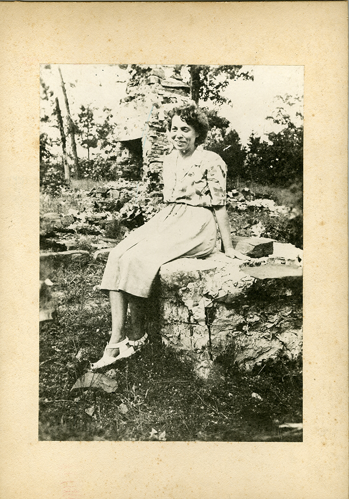 Charlie May Simon, presumiblemente sentada frente a las ruinas de su Trote de Zarigüeya de la década de 1930.Charlie May