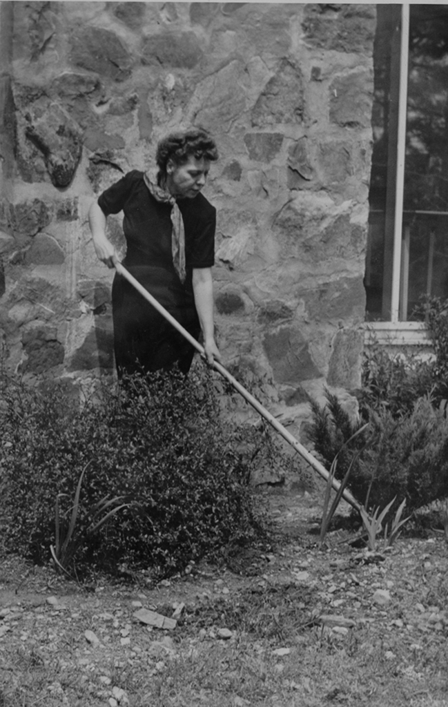 Simon working at Johnswood. circa 1940s Simon working at Johnswood. circa 1940s