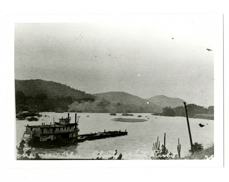 Steamboat W. C. Huff on the White River - ca. 1900 - Rivers, Landings, and Riverboats Photograph Collection, ca. 1880-1927, UALR.PH.0056 - UA Little Rock Center for Arkansas History and Culture